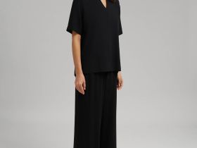 Свободная блузка с v-вырезом и воротником