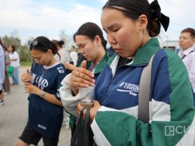 В Якутске из свечей выложили композицию «Родина-мать зовёт»