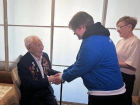 В Якутске волонтеры Победы навестили ветерана Великой Отечественной войны