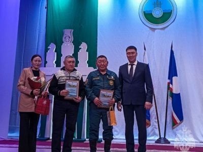 Памятный знак вручили сотруднику МЧС Якутии Василию Петрову за спасение утопающих детей