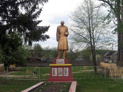 Братская могила 54 советских воинов и партизан, погибших в 1943 г. в боях при освобождении ж.-д. ст. Клюковники от немецко-фашистских захватчиков