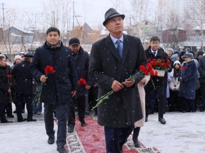 В День учителя в Якутске возложили цветы к памятнику Михаилу Алексееву