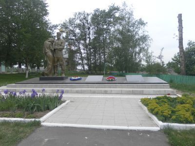 Братская могила 15 советских воинов, погибших в 1941 и 1943 гг. в боях с немецко-фашистскими захватчиками