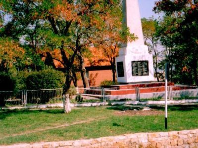 Братская могила советских воинов, установлен обелиск