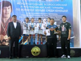 В Якутске открыты турниры по вольной борьбе среди юношей в честь Павла Пинигина
