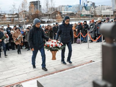 В Якутске возложили цветы к памятнику Михаилу Алексееву