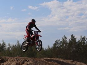 В Кысыл-Сыре прошли соревнования по мотокроссу