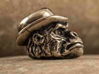 Бусина для темляка Горилла в шляпе, мельхиор