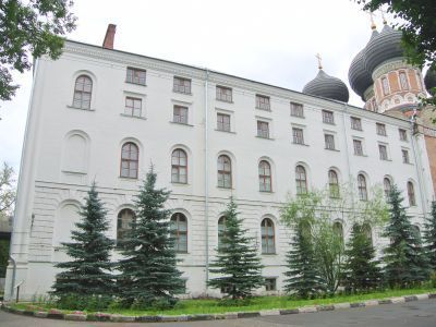 Северный корпус при соборе