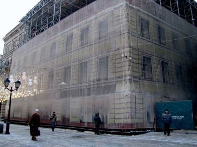 Здание Московской Ремесленной Управы (в основе-палаты И.Н.Хованского, вторая половина XVII в., и дом Шереметевых ,1790-е гг.), 1866 г., арх. Шейасов, 1895 г., арх. В.Е.Сретенский. В 1835 г. здесь жил литератор и философ Н.В.Станкевич. В 1930-х годах разме