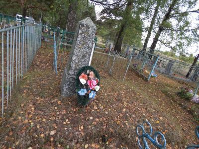 Могила Смородкиной Христины, ее сына Виталия и Заломаевой Марии, расстрелянных гитлеровцами в 1942 г.