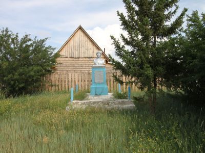 Памятник Ранжурову Цыремпилу Цыремпиловичу (1884-1918)-первому бурятскому революционеру, расстрелянному белогвардейцами в сентябре 1918 г.