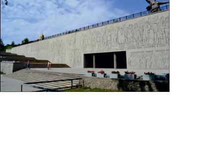 Большая подпорная стена с художественным рельефом