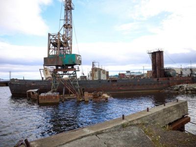 Глава Якутии поручил очистить от нефтепродуктов затонувшее судно «Днепр» в Тикси