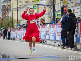 Сотни якутян в национальной одежде пробежали на марафоне Олонхо