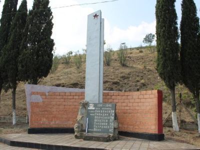 Братская могила советских воинов и партизан
