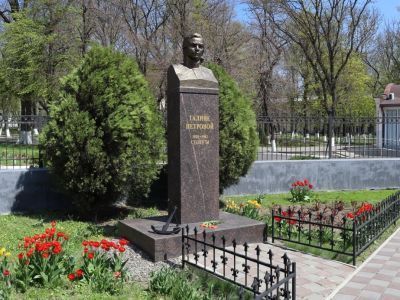 Памятник Герою СССР Г.Петровой