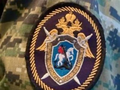 Следователи устанавливают обстоятельства травмирования женщины при падении забора в городе Якутске