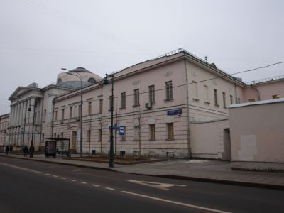 Два боковых корпуса