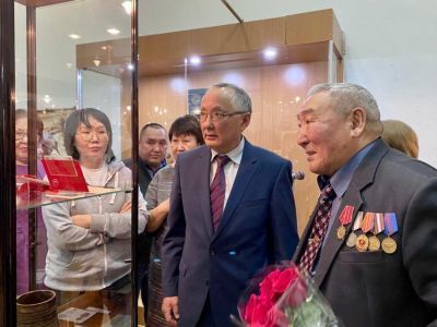 В Якутском музее имени Ярославского открылась выставка, посвященная 85-летию Николая Сантаева