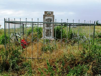 Братская могила членов семьи партизана П.В.Лихоманова-жертв фашистского террора