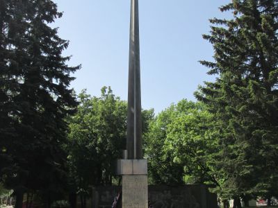 Обелиск – Штык, установленный в 1969 г. в честь воинов 16 армии героически оборонявших Смоленск в 1941 г. от фашистских полчищ. Архит. Д.П. Коваленко, скульптор А.Г. Сергеев