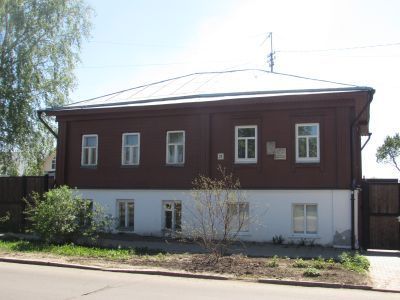 Здание конца XIX в., с сохранившимися хозяйственными постройками. В этом доме прошло детство известной актрисы Большого театра Веры Фирсовой