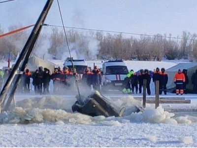 В Якутске прошли учения по подъему грузового автомобиля из-подо льда