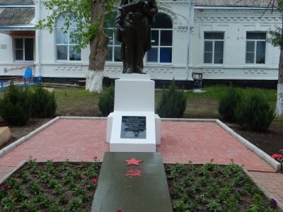 Братская могила советских воинов, погибших в боях с фашистскими захватчиками