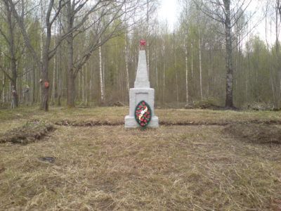 Братская могила воинов Советской Армии, погибших в 1941 - 1943 гг. в боях с немецко-фашистскими захватчиками. Установлен обелиск