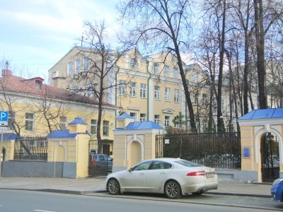 Ограда с пилонами ворот