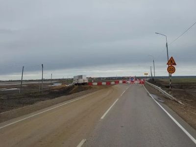 На подъезде к Кангалассам организовали временный объезд из-за размыва дороги