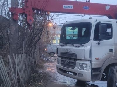 В Якутске кран-манипулятор сбил несколько опор линии электропередачи