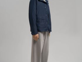 Ветровка с капюшоном