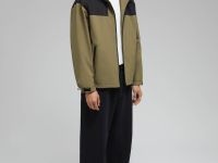 Ветровка с капюшоном