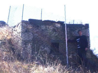 Склеп полуподземный с гладкой фасадной стеной 49