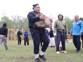 Монгольский спортсмен победил в перетаскивании 130-килограммового камня на Ысыахе мадьыны