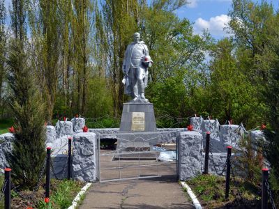 Братская могила советских воинов, погибших в боях с фашистскими захватчиками