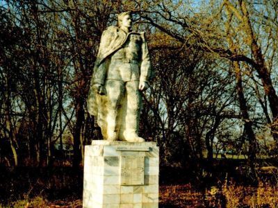 Братская могила советских воинов, погибших в боях с фашистскими захватчиками