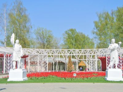 Главный фасад павильона «Лесное и охотничье хозяйство» (бывший «Охота и звероводство»)