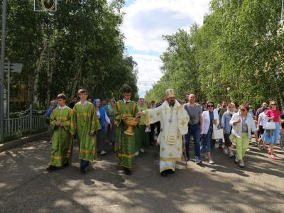 В Мирном прошел Крестный ход с участием архиепископа Якутского и Ленского Романа