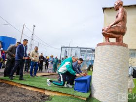В селе Ытык-Кюель возложили цветы к памятнику Иллариону Федосееву