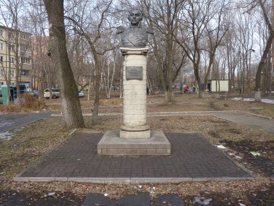 Памятник (бюст) фельдмаршалу М.И. Кутузову работы скульптора Н.В. Томского