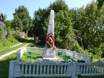 Памятник на месте, где в 1941-1943 гг. немецко-фашистскими захватчиками были расстреляны и сброшены под лед 26 партизан и мирных жителей города