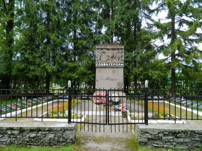 Братское захоронение советских воинов, погибших в 1941-44 гг.