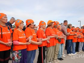 В Якутске из свечей выложили композицию «Родина-мать зовёт»