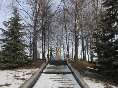 Братская могила 540 воинов Советской Армии, погибших в 1941-1943 гг. при освобождении района от немецко-фашистских захватчиков. Установлена скульптура