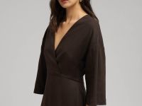 Приталенное платье миди со льном