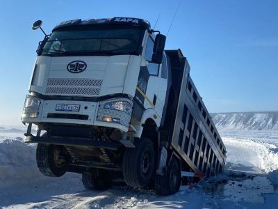 На несанкционированной переправе через реку Лену провалился грузовой автомобиль