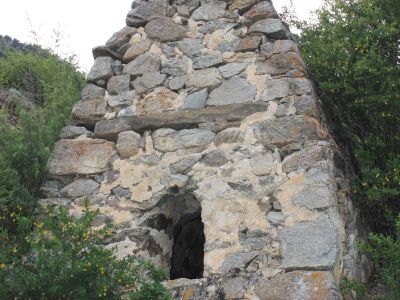 Три пирамидообразных склепа